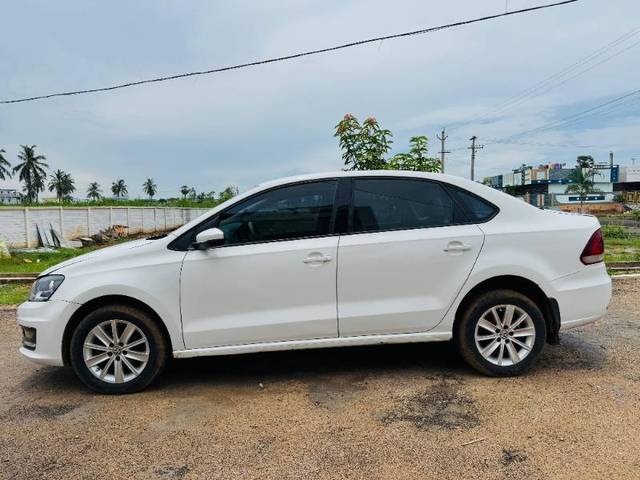 https://images10.gaadi.com/usedgaadi-sellcar/UsedCar/e5b1c879a/2f74ebd8-242e-4f67-9825-2f9a443fd7df.jpg?imwidth=6402