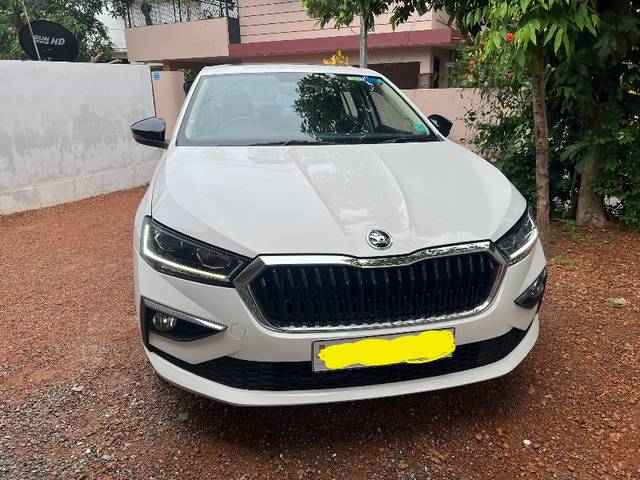 https://images10.gaadi.com/usedgaadi-sellcar/UsedCar/e5b21ddca/e7a6f6ab-680f-4191-b0ec-45857752b775.jpeg?imwidth=6400