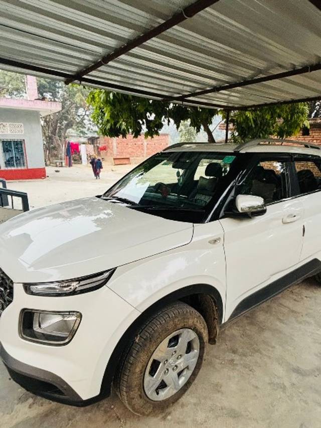 https://images10.gaadi.com/usedgaadi-sellcar/UsedCar/e5b3ab16a/e18260b0-13d8-4a6e-b410-653669a1a12f.jpg?imwidth=6401