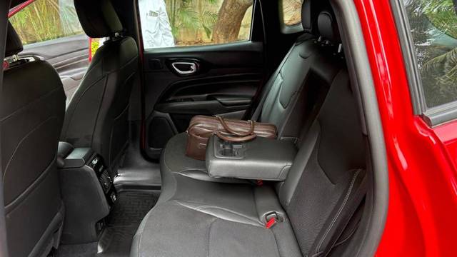 https://images10.gaadi.com/usedgaadi-sellcar/UsedCar/e5b43d3ea/ee822a87-0b0f-4d88-a1f1-33127293cd3c.jpg?imwidth=6402
