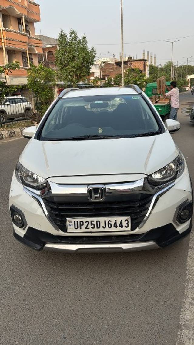 https://images10.gaadi.com/usedgaadi-sellcar/UsedCar/e5b54bfda/cf0bd647-376c-4cd9-b664-1a8412b0df12.jpeg?imwidth=6400