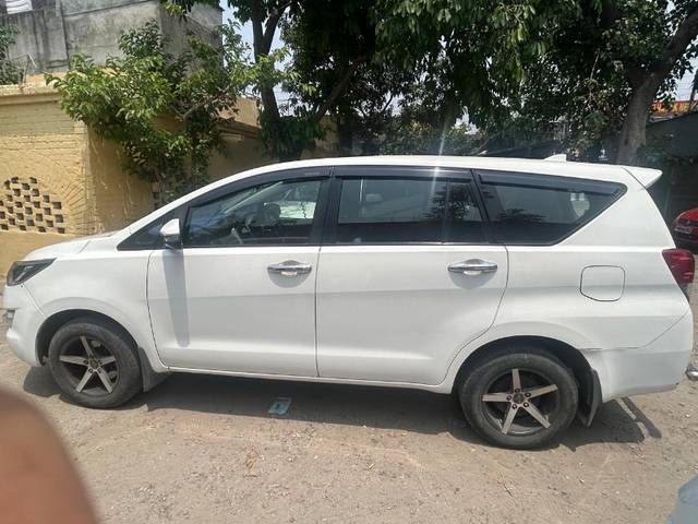 https://images10.gaadi.com/usedgaadi-sellcar/UsedCar/e5b56ba8a/1c8166d0-ec23-4041-be39-0bcf5f2aa732.jpeg?imwidth=6402