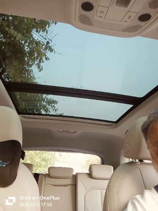 https://images10.gaadi.com/usedgaadi-sellcar/UsedCar/e5b5ab78a/5f8cccec-3975-45ef-8ba1-959e35df6ce8.jpg?imwidth=6402