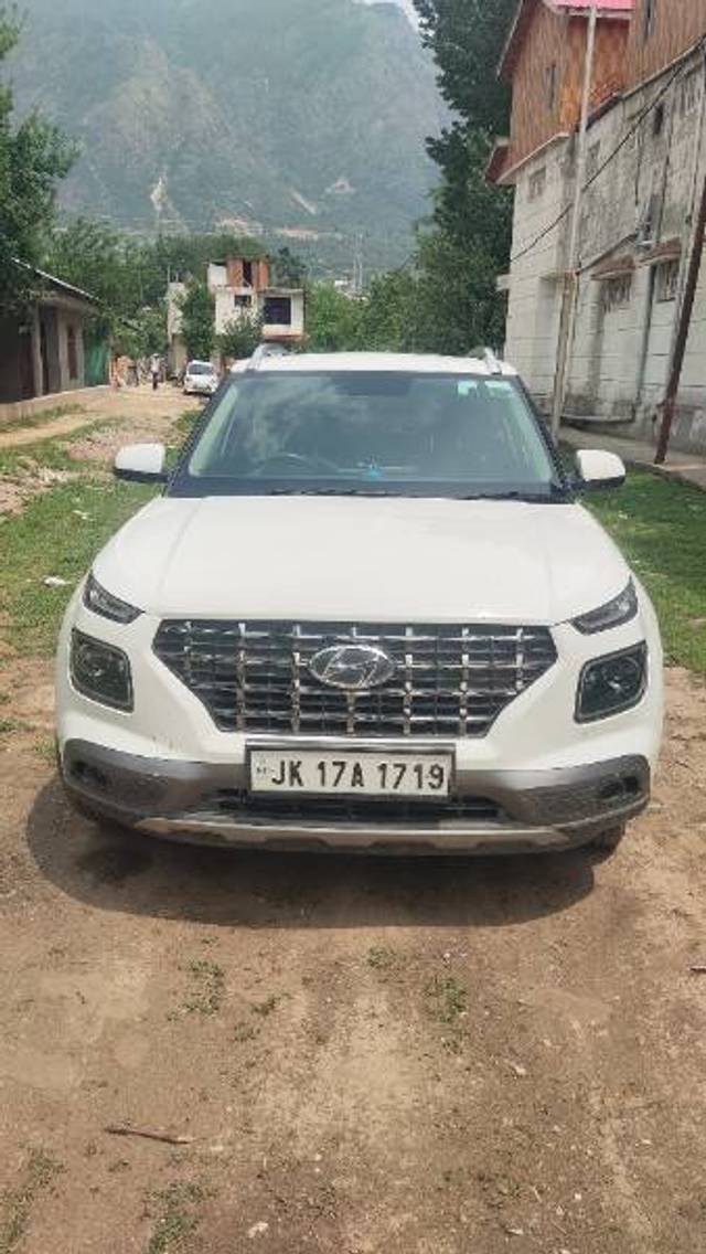 https://images10.gaadi.com/usedgaadi-sellcar/UsedCar/e5b720b7a/750c8222-17e9-4f5e-b913-653a32fdefe2.jpg?imwidth=6400