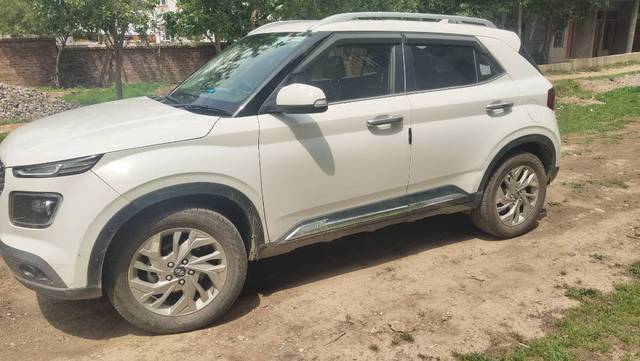 https://images10.gaadi.com/usedgaadi-sellcar/UsedCar/e5b720b7a/b1c53b02-fe66-4617-bafc-307676940a0c.jpg?imwidth=6402