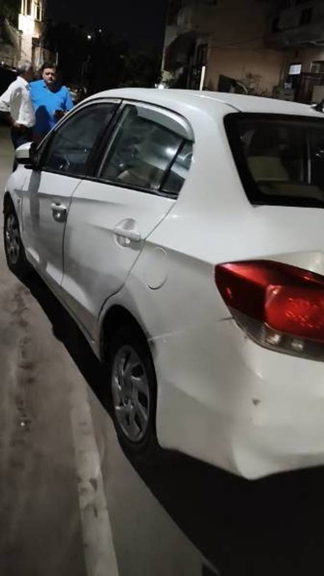 https://images10.gaadi.com/usedgaadi-sellcar/UsedCar/e5b88cd6a/444d6230-e27c-4d05-9a56-361ddb2700ef.jpeg?imwidth=6401