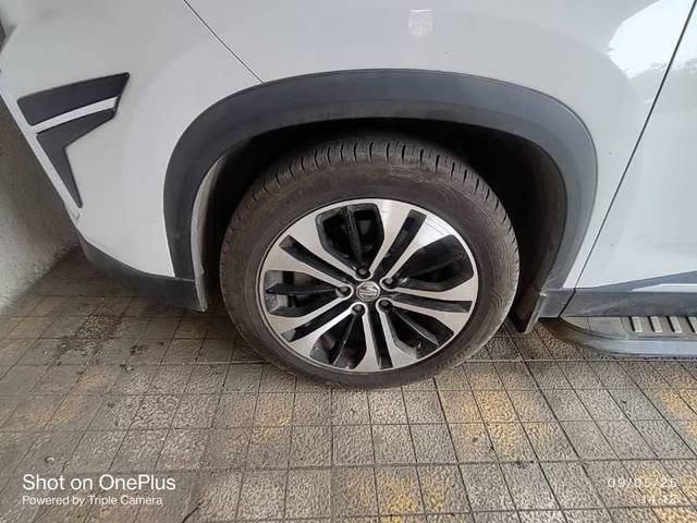 https://images10.gaadi.com/usedgaadi-sellcar/UsedCar/e5b8f6faa/2c234226-328a-4887-980d-e3508a589a4c.jpeg?imwidth=6402