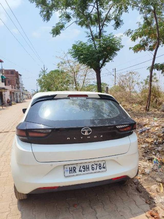 https://images10.gaadi.com/usedgaadi-sellcar/UsedCar/e5ba3d79a/bd14d29c-54fb-4b32-89d9-7bbca5798b8e.jpg?imwidth=6402