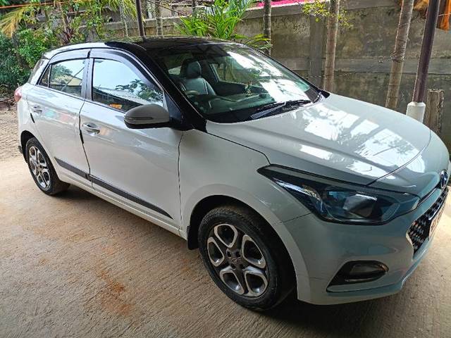 https://images10.gaadi.com/usedgaadi-sellcar/UsedCar/e5bb049ba/440cbd2d-8863-49de-84a0-5c03bda1a13c.jpg?imwidth=6400