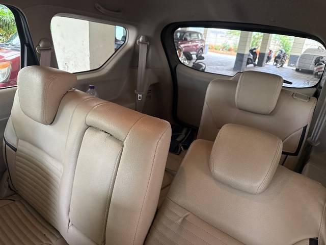 https://images10.gaadi.com/usedgaadi-sellcar/UsedCar/e5bbbcafa/b82371e2-f3cb-4673-bedd-7debf07beba1.jpg?imwidth=6402