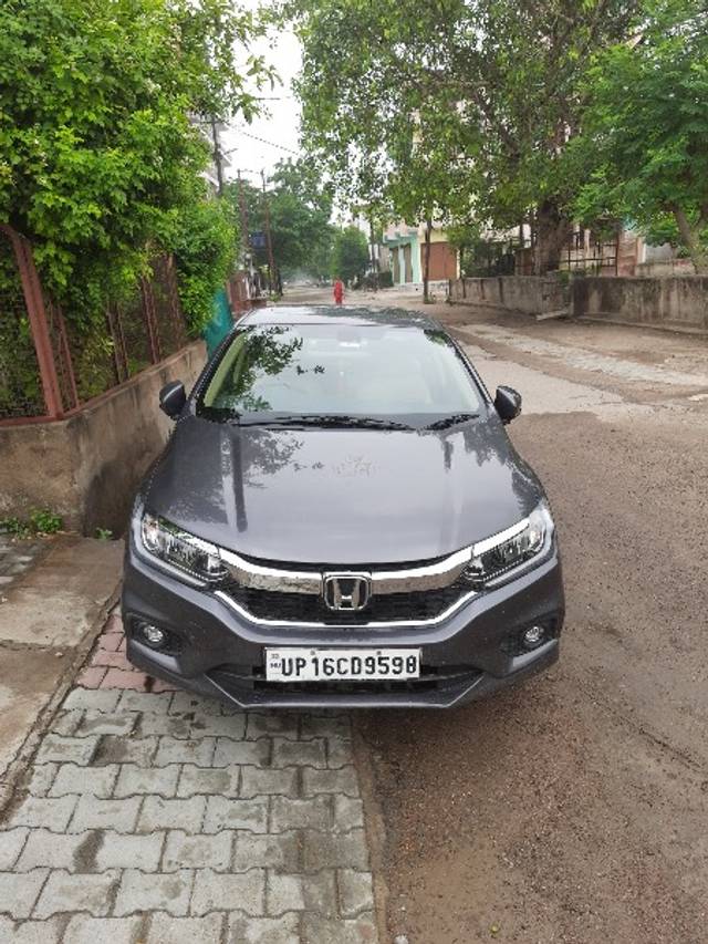 https://images10.gaadi.com/usedgaadi-sellcar/UsedCar/e5bd9e16a/394fc401-84f8-4e71-a5ac-e8dba0c85a6a.jpeg?imwidth=6400
