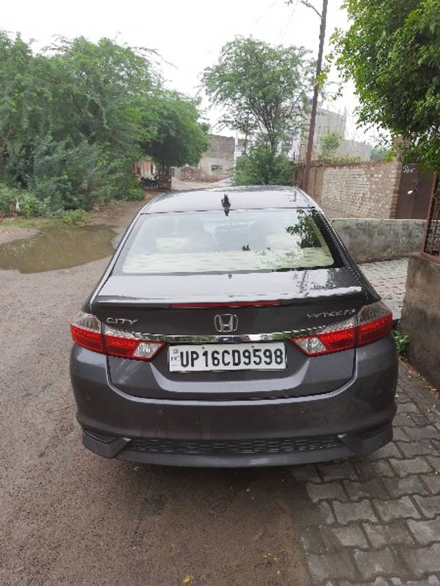 https://images10.gaadi.com/usedgaadi-sellcar/UsedCar/e5bd9e16a/4a1d992a-89f0-4953-86b0-23d72947b5c2.jpeg?imwidth=6401