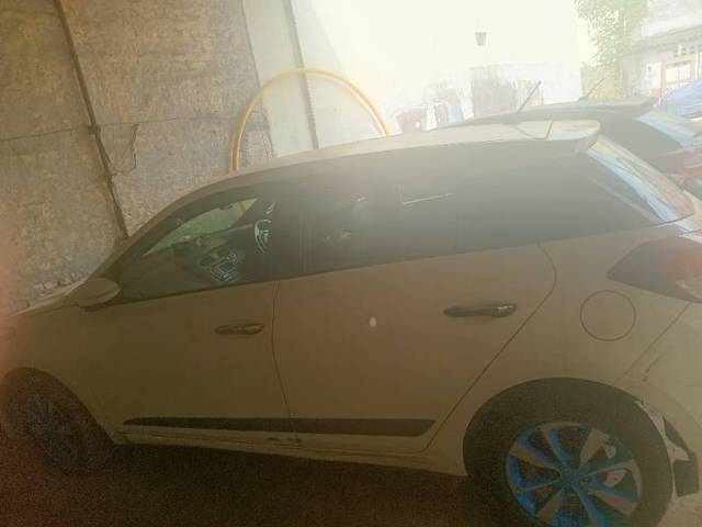 https://images10.gaadi.com/usedgaadi-sellcar/UsedCar/e5bdbca1a/48b890d0-3914-447b-a207-53b4819cf188.jpg?imwidth=6402