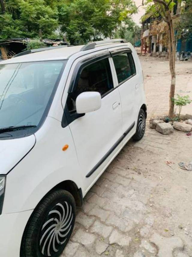 https://images10.gaadi.com/usedgaadi-sellcar/UsedCar/e5be2b48a/24edf233-dfd3-42e2-a7c5-b47bab21524c.jpg?imwidth=6402