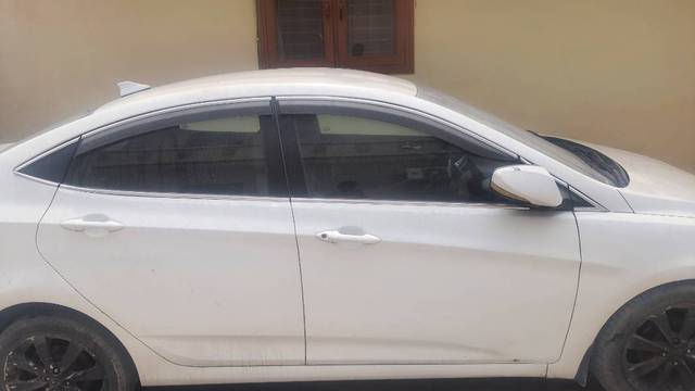 https://images10.gaadi.com/usedgaadi-sellcar/UsedCar/e5be4567a/80123682-d4fa-492b-b5e2-759bb9659485.jpg?imwidth=6402