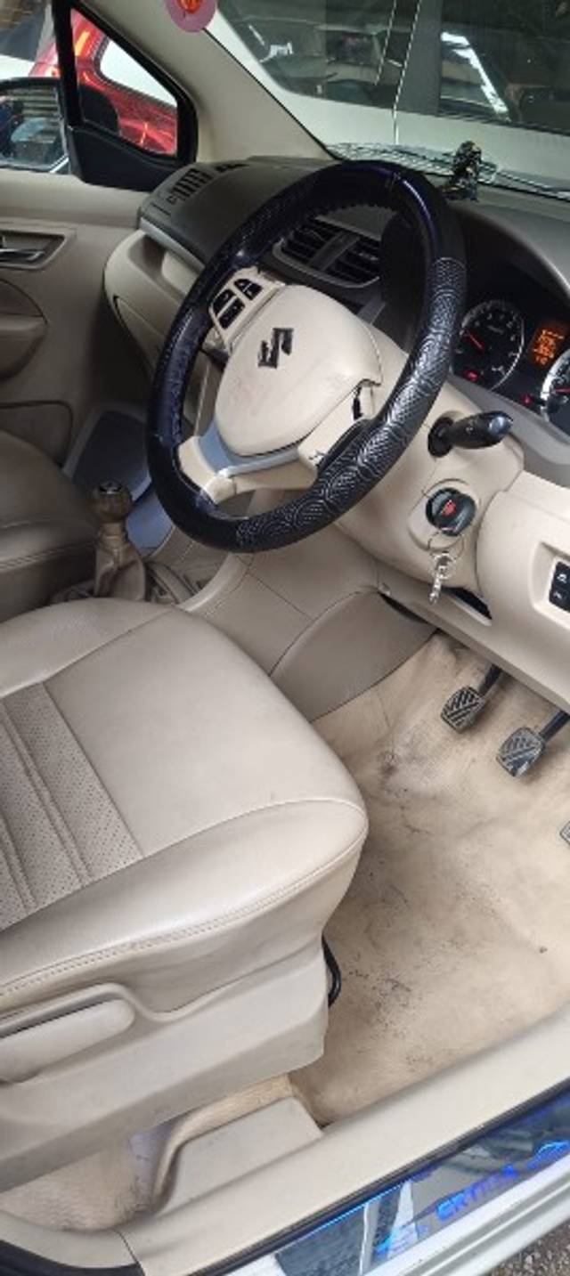 https://images10.gaadi.com/usedgaadi-sellcar/UsedCar/e5bebc86a/9f360c7a-e016-4ff2-9aab-9d1754821c0b.jpeg?imwidth=6402