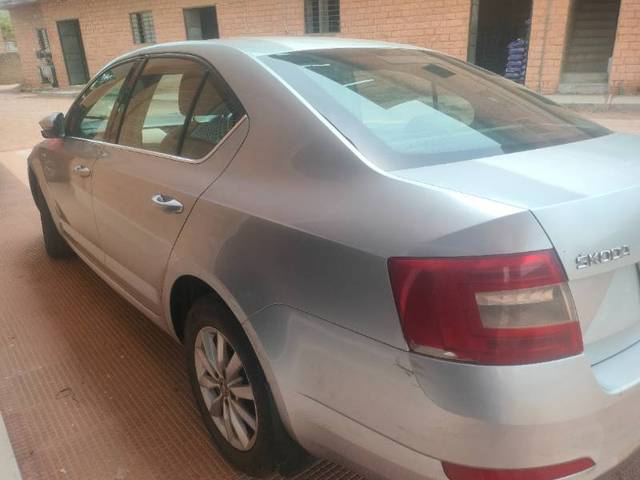 https://images10.gaadi.com/usedgaadi-sellcar/UsedCar/e5beca6fa/61d7b5ec-b0fa-44db-9b12-6729e9867953.jpg?imwidth=6400