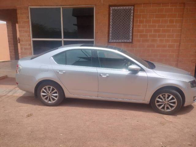 https://images10.gaadi.com/usedgaadi-sellcar/UsedCar/e5beca6fa/850d3edb-f52b-4c74-aab3-e364173ce2a1.jpg?imwidth=6402