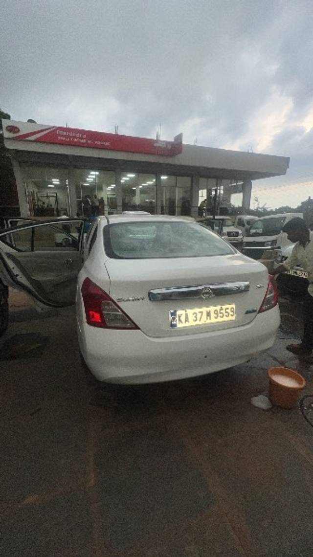 https://images10.gaadi.com/usedgaadi-sellcar/UsedCar/e5bf7fffa/5e47f7d4-30ce-40dc-b20f-2ccad1b923e9.jpeg?imwidth=6400