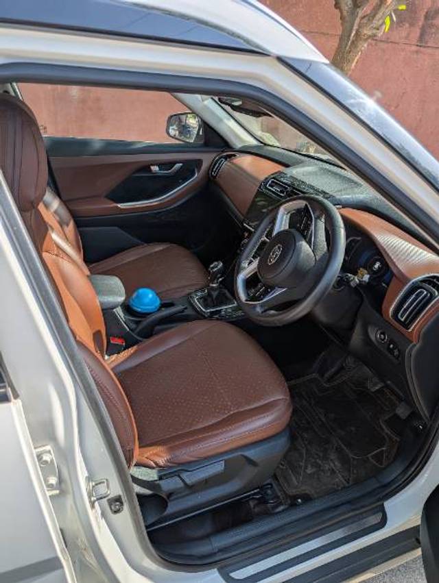 https://images10.gaadi.com/usedgaadi-sellcar/UsedCar/e5c0639ea/0e19b164-0d1d-463a-8dfb-1a2da98788ca.jpg?imwidth=6401