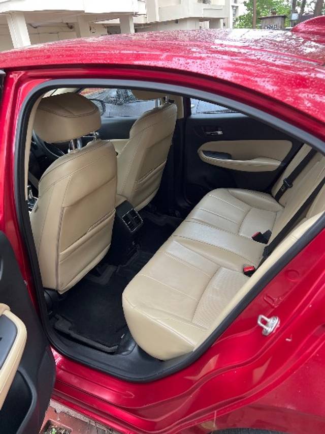 https://images10.gaadi.com/usedgaadi-sellcar/UsedCar/e5c09cd9a/c011919a-16db-4c60-a4de-08f36c2f1978.jpg?imwidth=6402