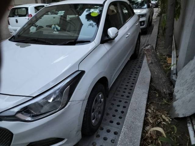 https://images10.gaadi.com/usedgaadi-sellcar/UsedCar/e5c0d0d8a/c3df6d10-c8e6-4491-83dd-c1b7dd08b57a.jpg?imwidth=6402