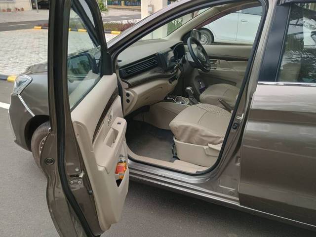https://images10.gaadi.com/usedgaadi-sellcar/UsedCar/e5c13f9da/6e9ce98a-d859-47aa-8553-614ca0abb3f0.jpg?imwidth=6401