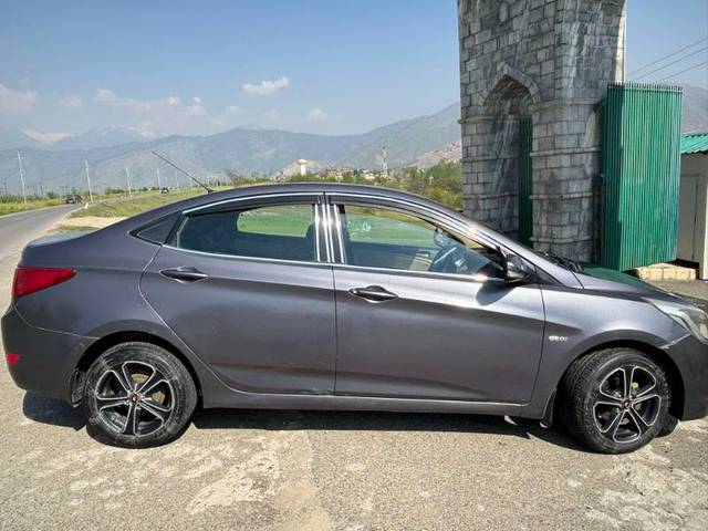 https://images10.gaadi.com/usedgaadi-sellcar/UsedCar/e5c28815a/9f7ae65f-f544-4fc2-b808-af26e8dcd043.jpeg?imwidth=6400