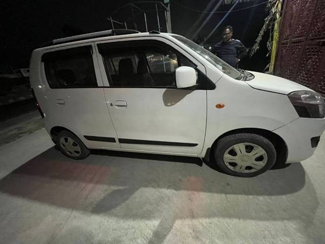 https://images10.gaadi.com/usedgaadi-sellcar/UsedCar/e5c2e90ea/0d755b39-5935-449d-a70e-3414b8a6af40.jpg?imwidth=6401