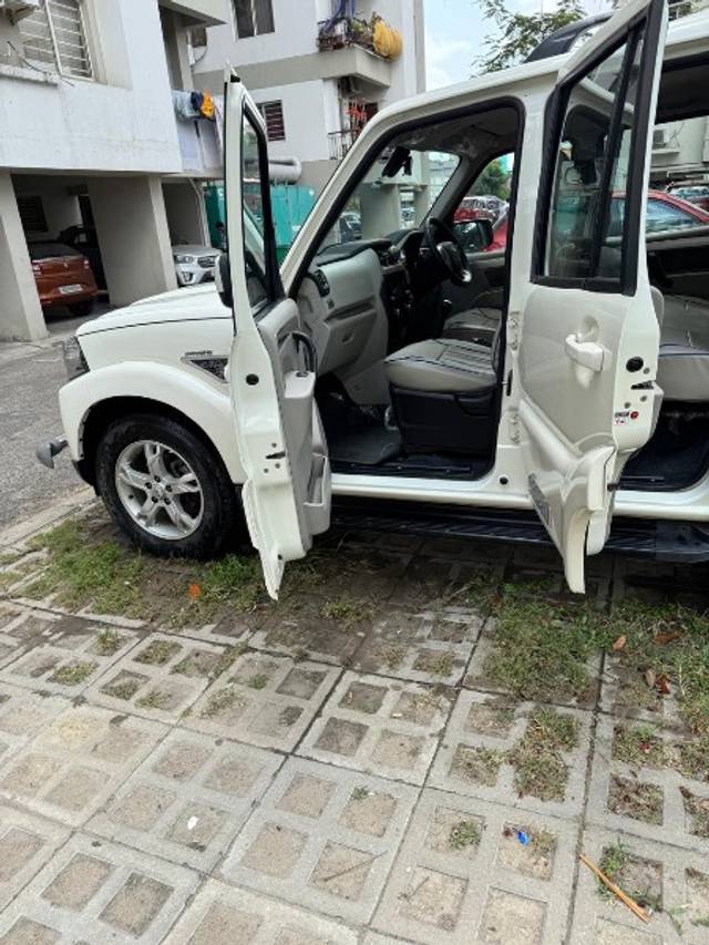 https://images10.gaadi.com/usedgaadi-sellcar/UsedCar/e5c3108ea/add6c994-fcd8-4381-b757-14c91a01c2bd.jpeg?imwidth=6400