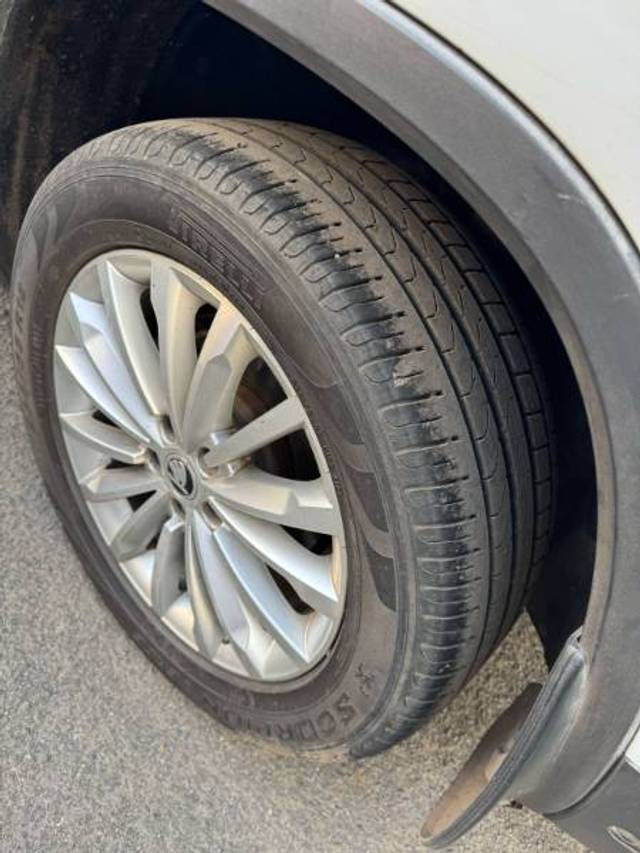 https://images10.gaadi.com/usedgaadi-sellcar/UsedCar/e5c3537ca/e5184dd7-e78e-43db-82c2-d3e913af0ae8.jpg?imwidth=6402