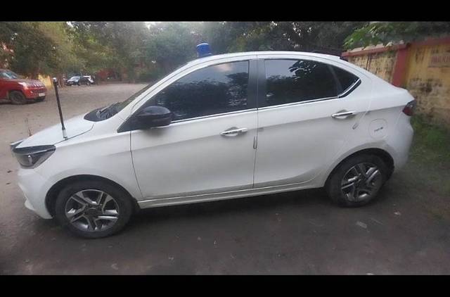 https://images10.gaadi.com/usedgaadi-sellcar/UsedCar/e5c38a53a/0ecf9dc8-d60b-4269-ab3b-f4227e6f5350.jpg?imwidth=6402