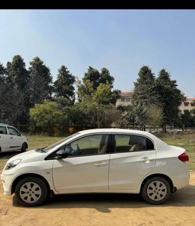 https://images10.gaadi.com/usedgaadi-sellcar/UsedCar/e5c39244a/c6ade95a-d7fa-4313-a46b-8dc04b6015a9.jpeg?imwidth=6402