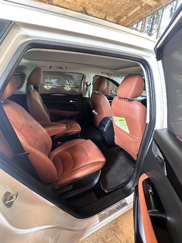 https://images10.gaadi.com/usedgaadi-sellcar/UsedCar/e5c39249a/8c0c5f56-a281-482a-bc19-86364dbc5d48.jpeg?imwidth=6401