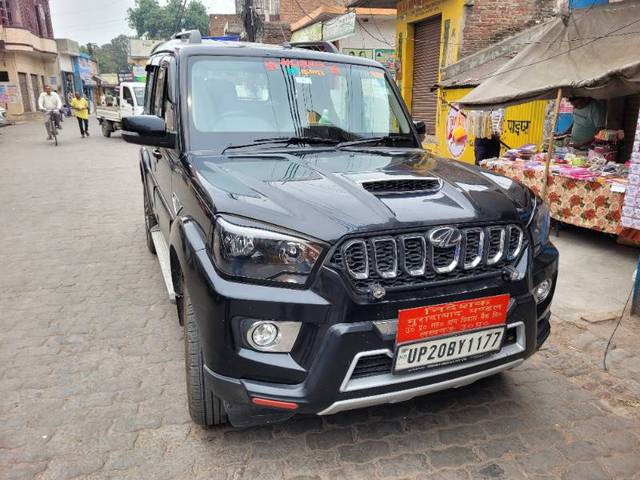 https://images10.gaadi.com/usedgaadi-sellcar/UsedCar/e5c3abc4a/f4b20bc1-c719-49ed-af3f-37c8ab87bcb7.jpg?imwidth=6400