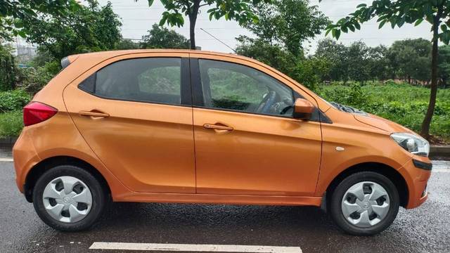 https://images10.gaadi.com/usedgaadi-sellcar/UsedCar/e5c45e95a/e185fa14-ce0a-49e1-8904-d2aaecfc057b.jpg?imwidth=6401