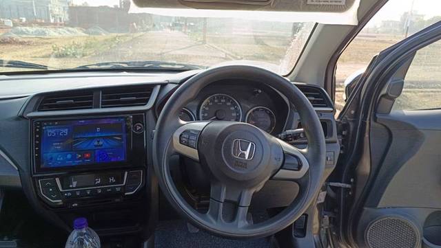 https://images10.gaadi.com/usedgaadi-sellcar/UsedCar/e5c46811a/5825e0bb-b65d-4511-829a-819563d4f23e.jpg?imwidth=6402