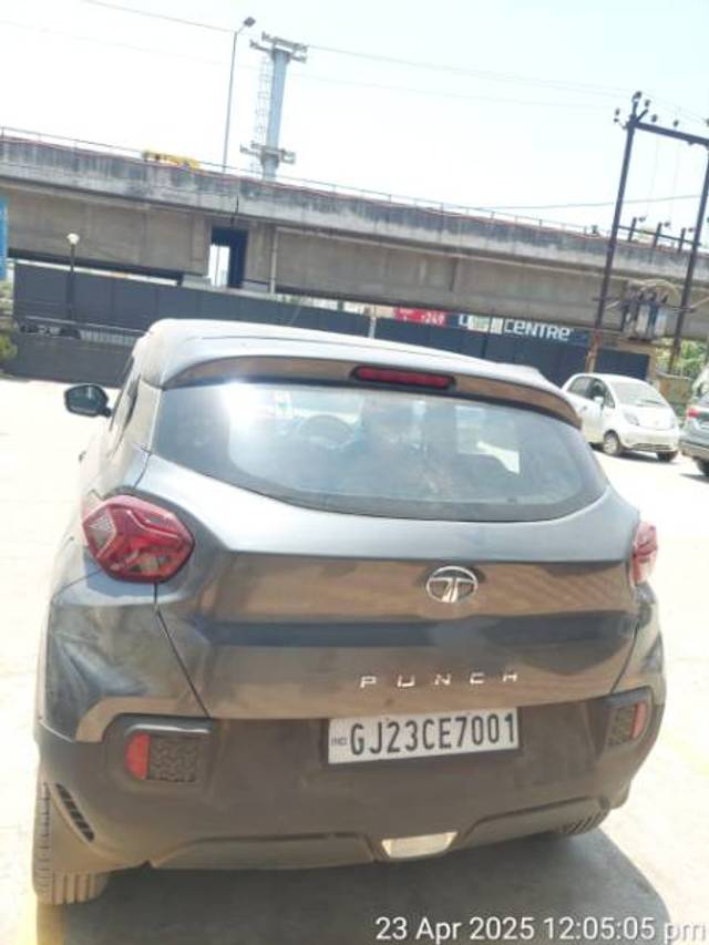 https://images10.gaadi.com/usedgaadi-sellcar/UsedCar/e5c64dc7a/a7426c2e-ad3b-43d9-9480-8b5fd2a44e61.jpg?imwidth=6401