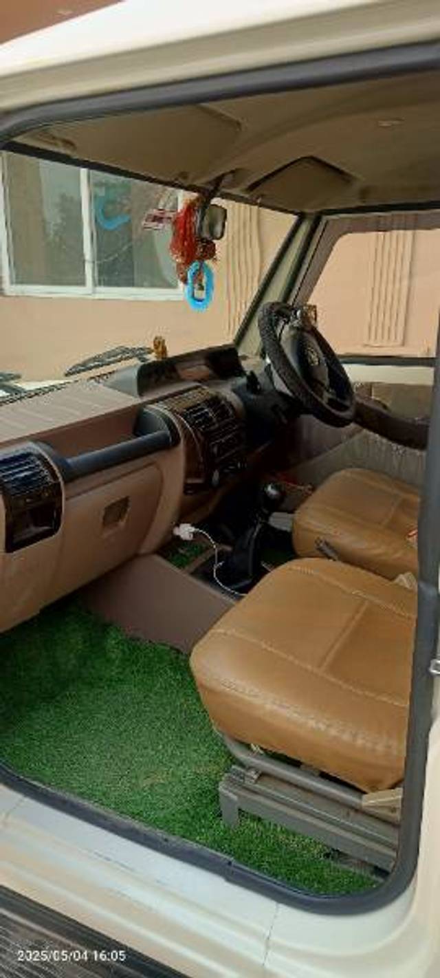 https://images10.gaadi.com/usedgaadi-sellcar/UsedCar/e5c6a2fba/d89cac3a-dd11-4813-9a2d-7c24d8fc8cf9.jpg?imwidth=6402