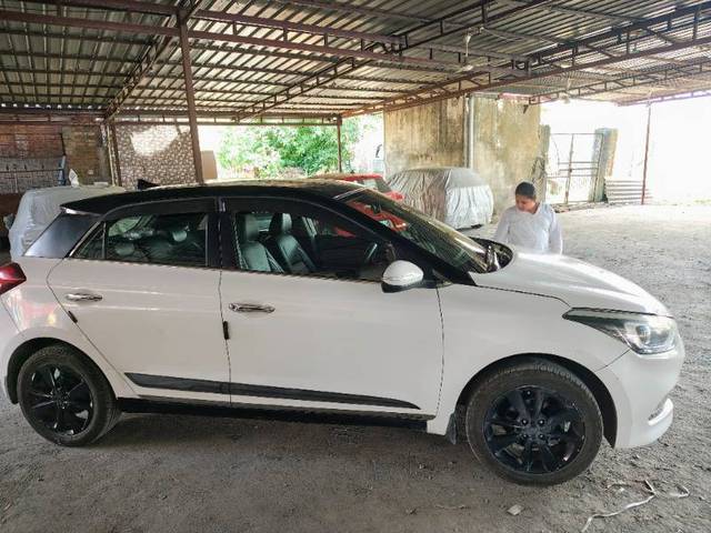 https://images10.gaadi.com/usedgaadi-sellcar/UsedCar/e5c93c56a/7ad78e9e-6103-4c29-a16c-7b8ea91ff818.jpg?imwidth=6401