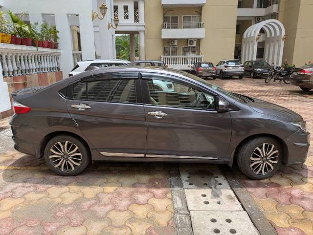 https://images10.gaadi.com/usedgaadi-sellcar/UsedCar/e5c971c4a/54632a62-400b-4fa5-b7fb-f9137335ff8c.jpg?imwidth=6402
