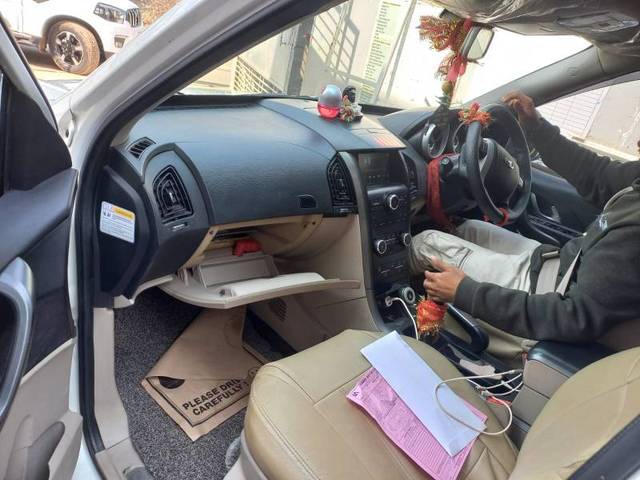https://images10.gaadi.com/usedgaadi-sellcar/UsedCar/e5c98b83a/380d9058-b7c7-45e6-8893-d2eaa3a9f8d7.jpg?imwidth=6401