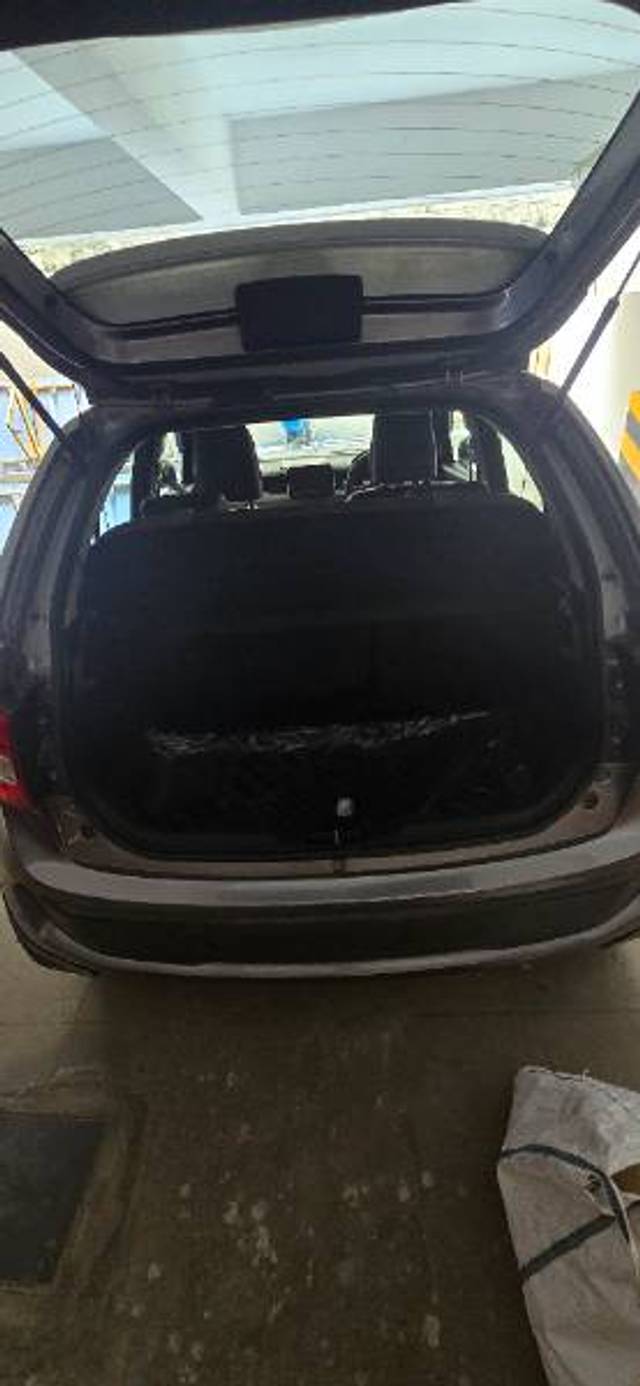 https://images10.gaadi.com/usedgaadi-sellcar/UsedCar/e5c9e9e4a/2543376b-630b-4189-8c0d-6557bbd5f99c.jpg?imwidth=6400