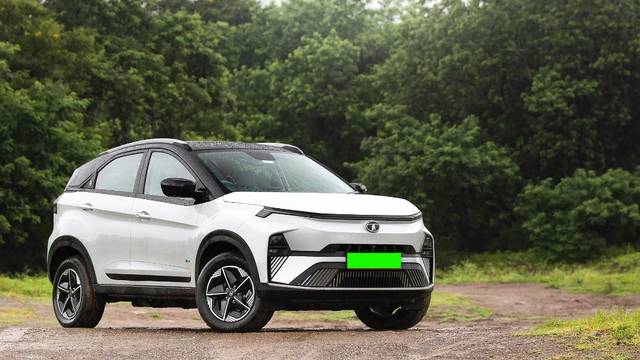 https://images10.gaadi.com/usedgaadi-sellcar/UsedCar/e5ca16b7a/ed7bcd53-fb42-42c2-963e-7b37e9829b3c.jpg?imwidth=6400