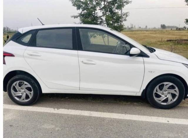https://images10.gaadi.com/usedgaadi-sellcar/UsedCar/e5ca9a3ca/f9c80363-ab88-40e1-b38d-84537413a350.jpg?imwidth=6401