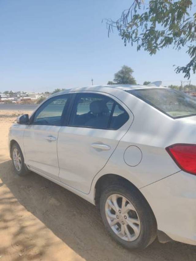 https://images10.gaadi.com/usedgaadi-sellcar/UsedCar/e5cb2c0ea/de87abcc-d459-409b-bff6-c48523fa8ead.jpg?imwidth=6400