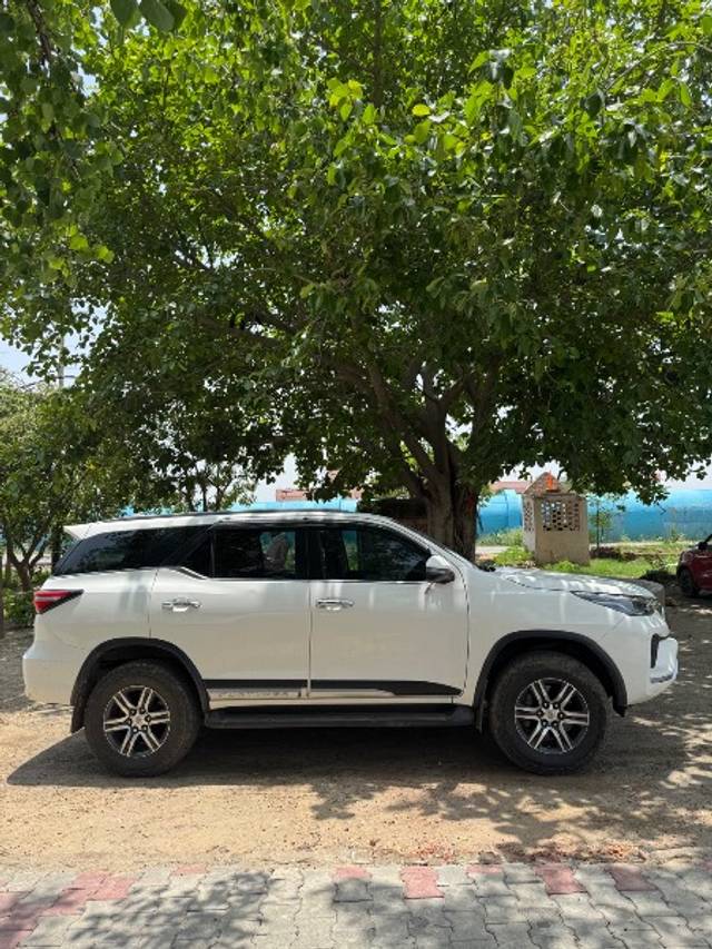 https://images10.gaadi.com/usedgaadi-sellcar/UsedCar/e5cb483ba/8a6be973-4bd3-409e-b78a-735c641cf9cc.jpeg?imwidth=6401