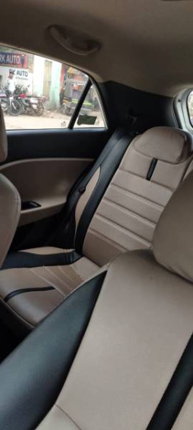 https://images10.gaadi.com/usedgaadi-sellcar/UsedCar/e5cb9ee9a/caa7d038-30b1-49c6-877a-5826f308e586.jpg?imwidth=6402