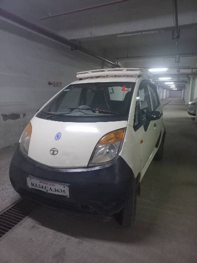 https://images10.gaadi.com/usedgaadi-sellcar/UsedCar/e5cbc7dea/2856ef74-4b8b-42e9-bb2f-361b4b48115d.jpg?imwidth=6401
