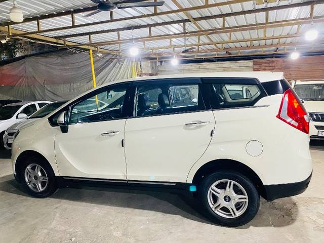https://images10.gaadi.com/usedgaadi-sellcar/UsedCar/e5cc8f78a/309c89a8-256b-46f5-bcfc-9a1c103aa4b3.jpeg?imwidth=6401